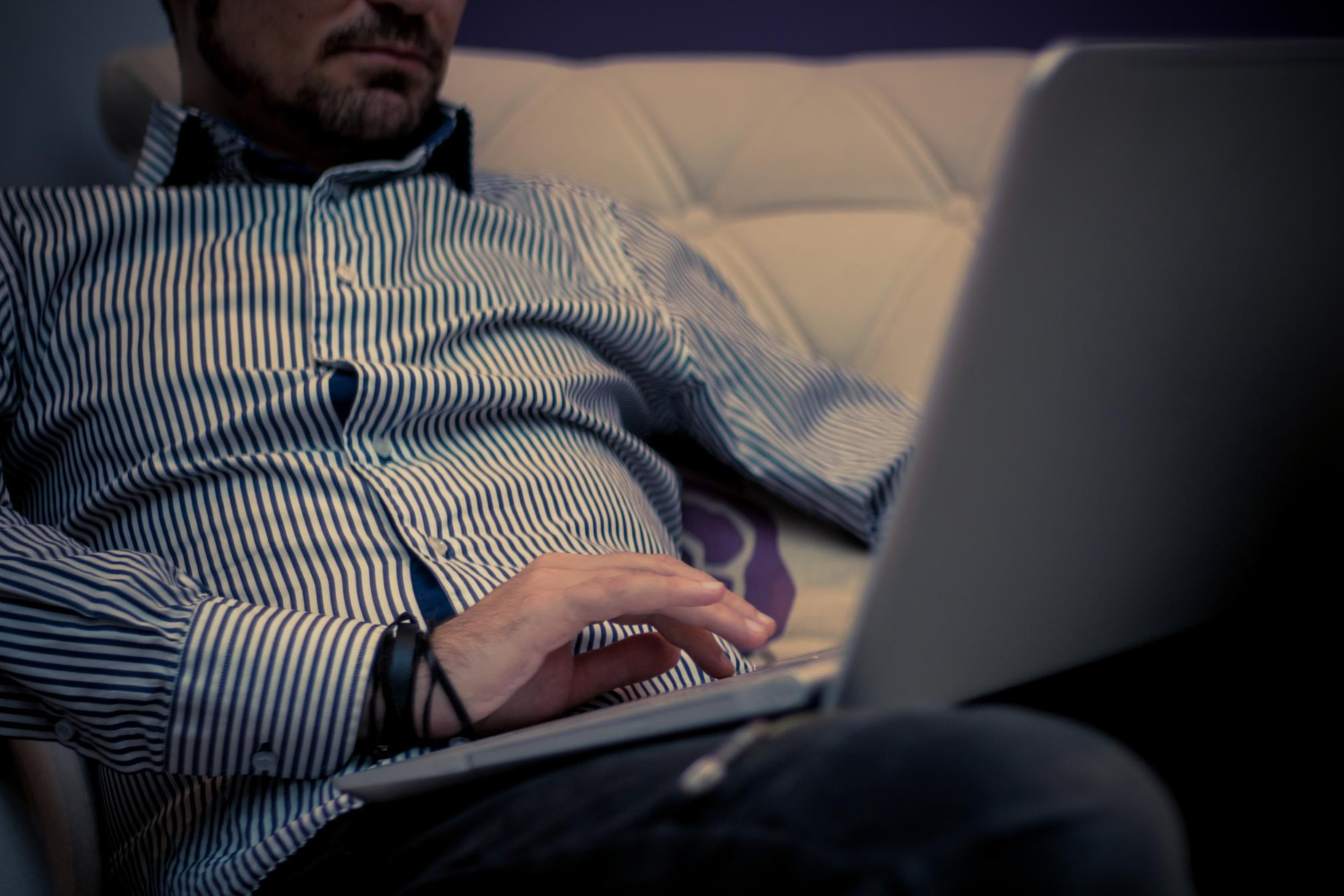 Trucos para alargar la vida útil del portátil: límites por aplicación, temas más oscuros y redes eficientes en movimiento