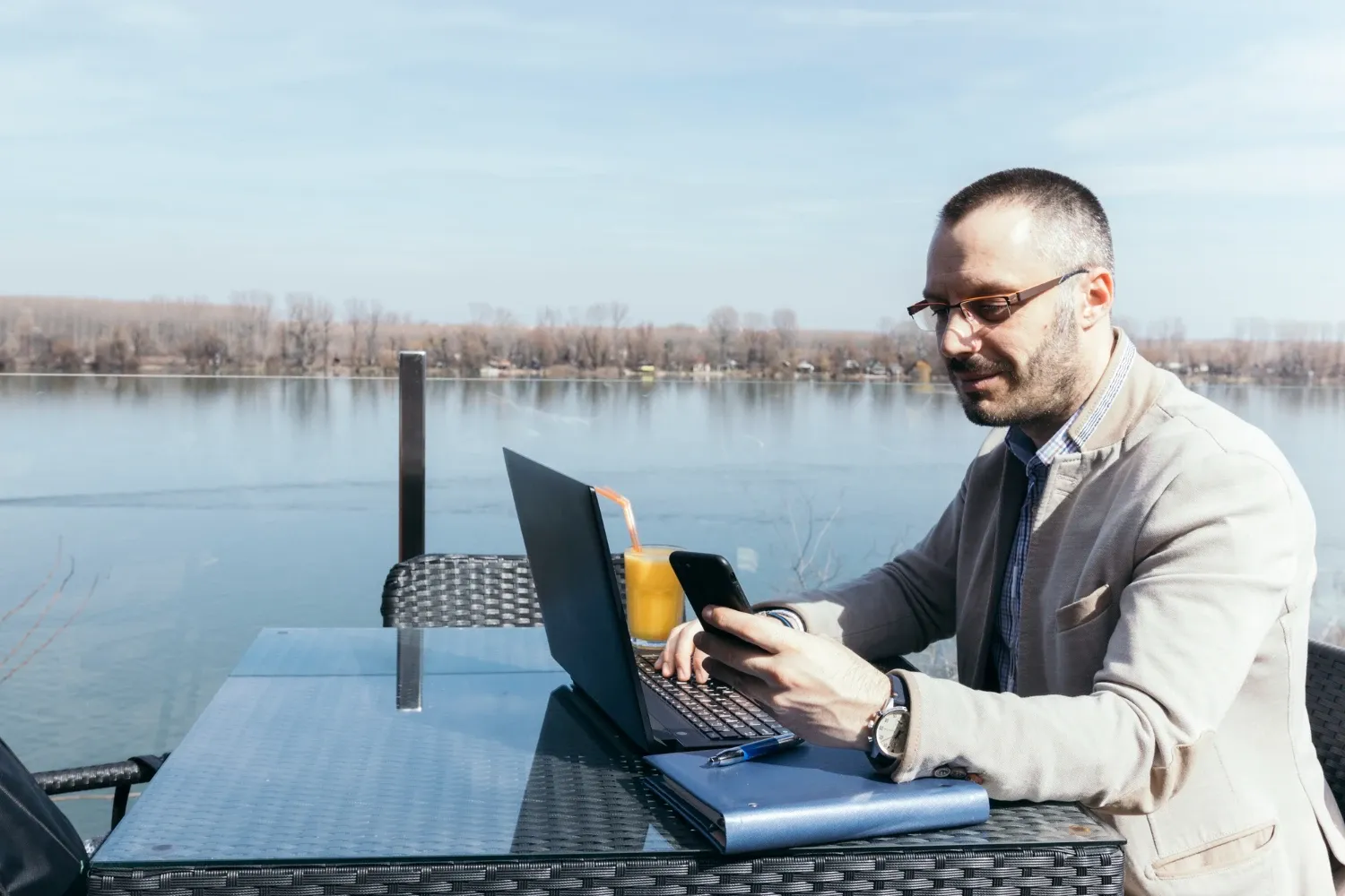 Energía para todo el día en 2025: ventanas de carga razonables, control de la frecuencia de actualización y perfiles de rendimiento silenciosos